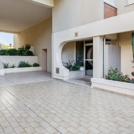Classy Studio With Ac And Seaview Balcony In Near - Welkeys * Nice